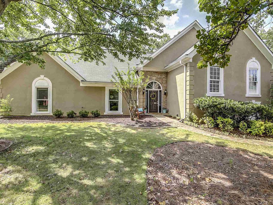 1st image of 3541 Claridge Dr NE