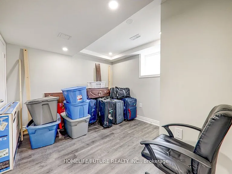 939 Miller Park Ave #BASEMENT — Photo 16