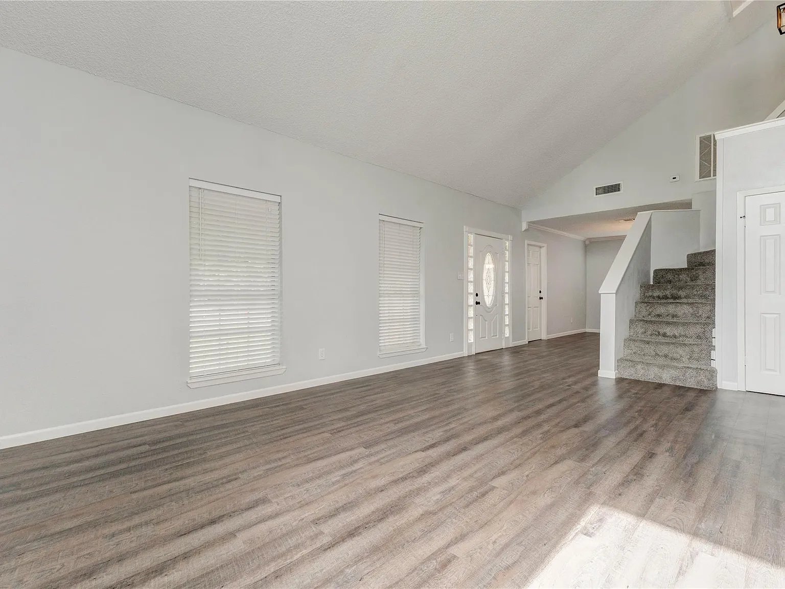 3 bed, 2.5 bath, 2618 sqft, $2,200 — Photo 3
