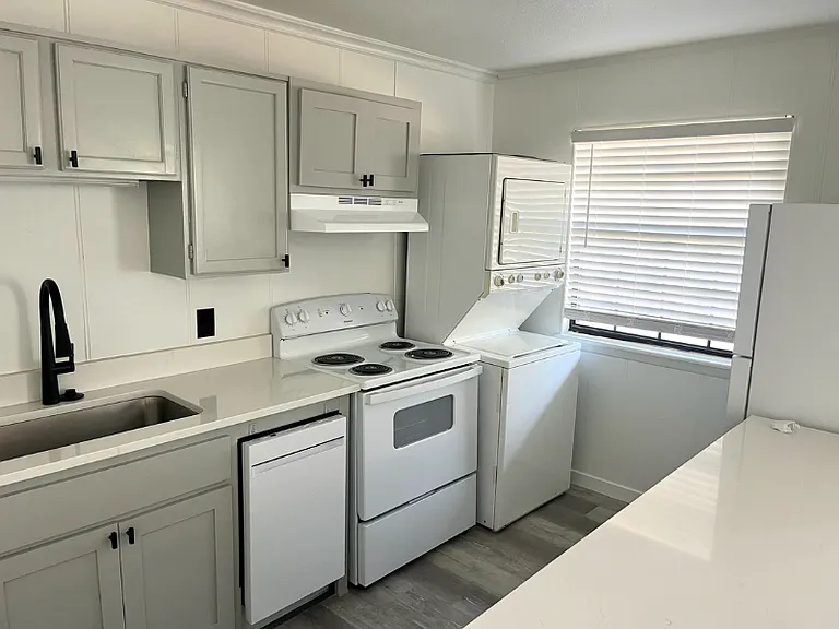 685 N Leverett Ave — Photo 9