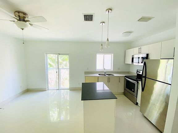 3rd image of 6889 Bay Dr #204