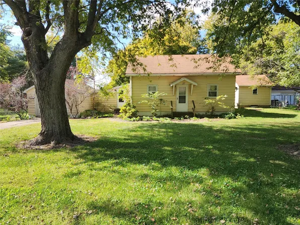 111 S 7th St, New Douglas, IL 62074