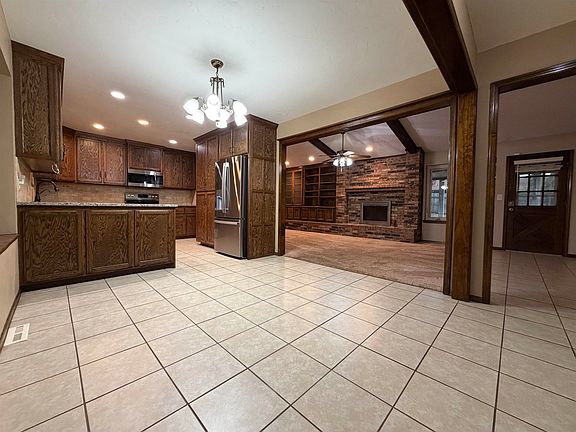 2nd image of 3305 Lookout Dr