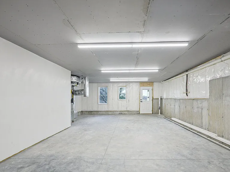 110 Stowe St — Photo 17