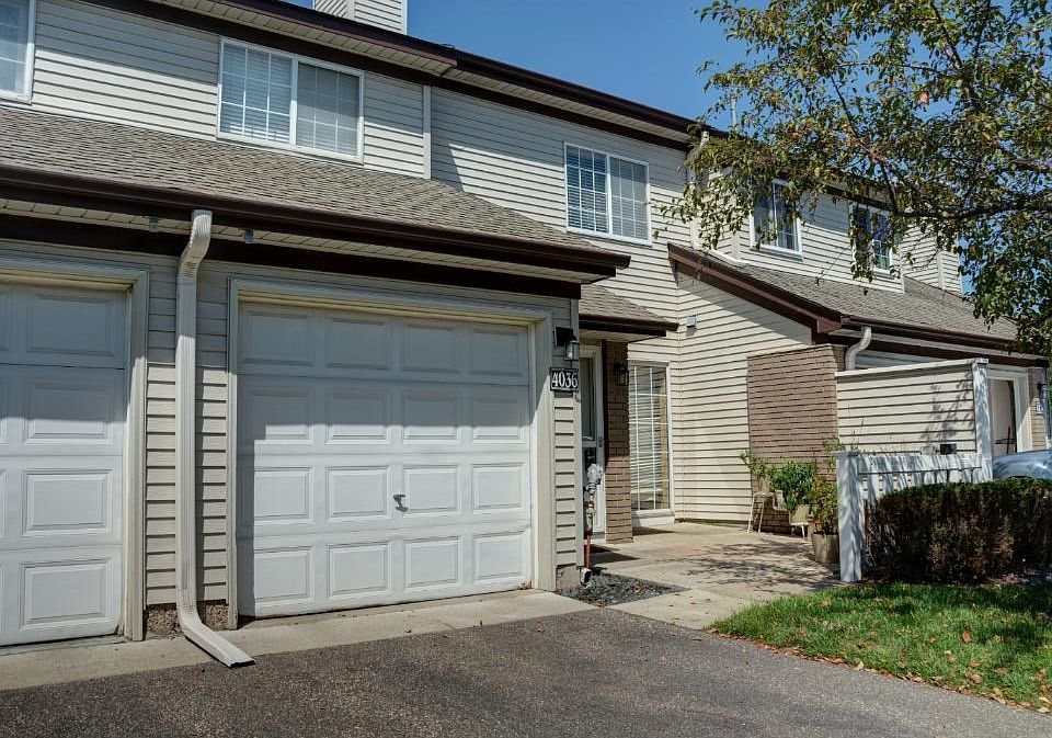 Welcome to 4036 Wilshire Circle. A great starter home. This is a well-maintained townhome.