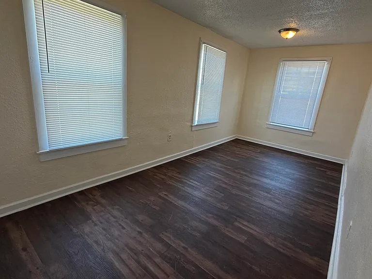 300 N James Ave — Photo 13