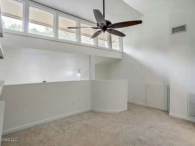 200 Woodgreen Dr — Photo 2