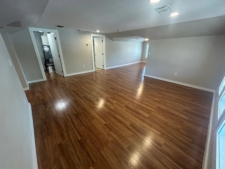 Seminole Ave — Photo 17