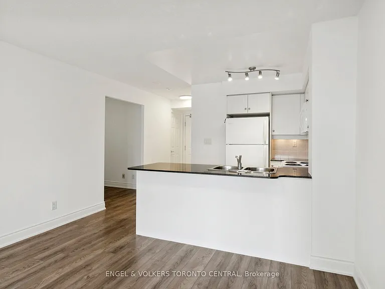 19 Barberry Pl #711 — Photo 14