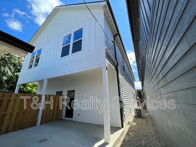 930 Woodlawn Ave — Photo 27