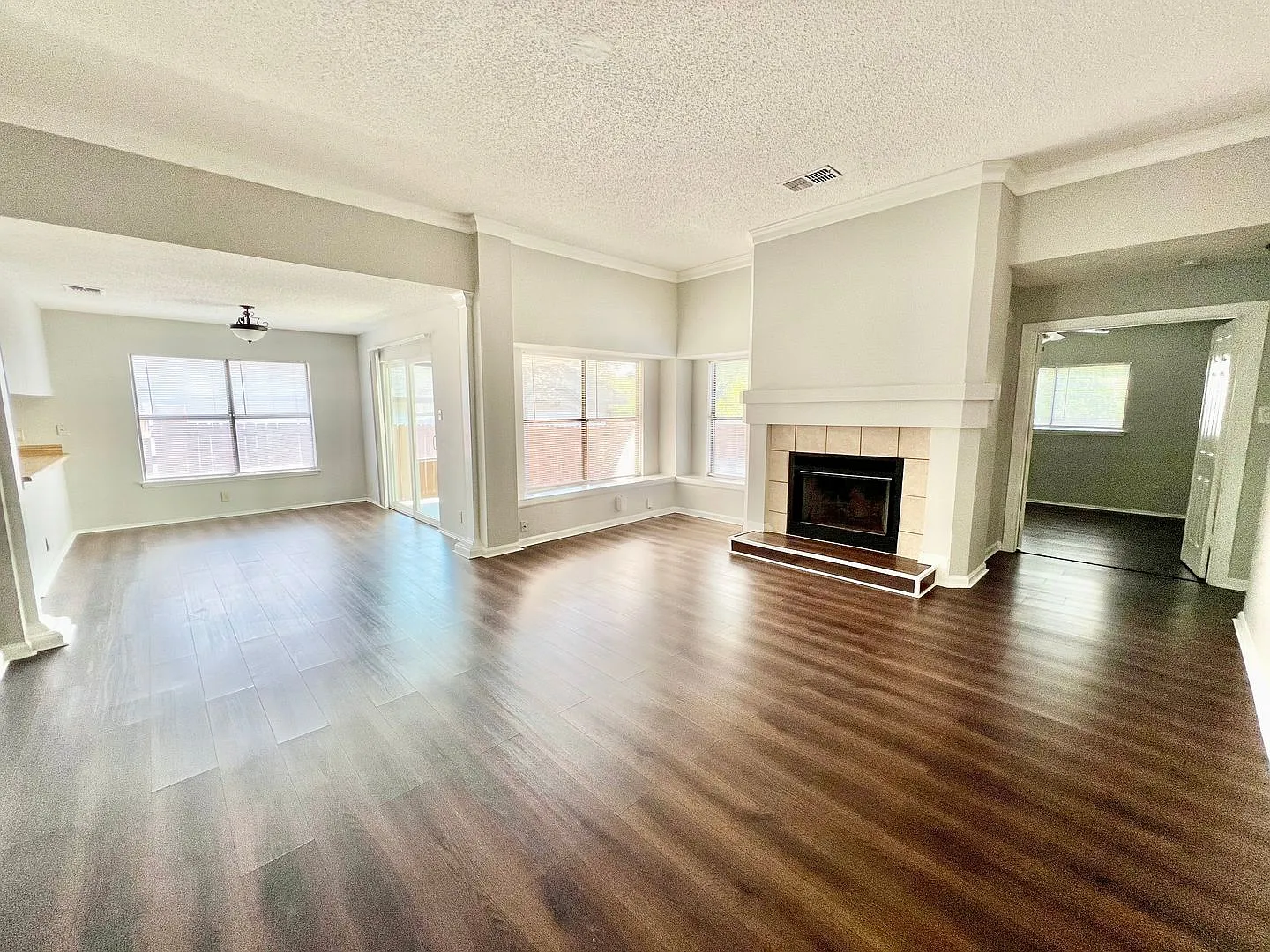 *Move In Special* Charming 3br Home Near Randolph Afb With Fireplace & Covered Patio! — Photo 4