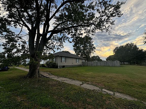 Doubl lot/fenced in backyard