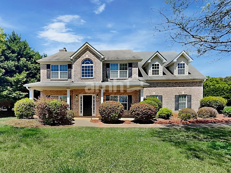 35 Hampton Pl — Photo 1