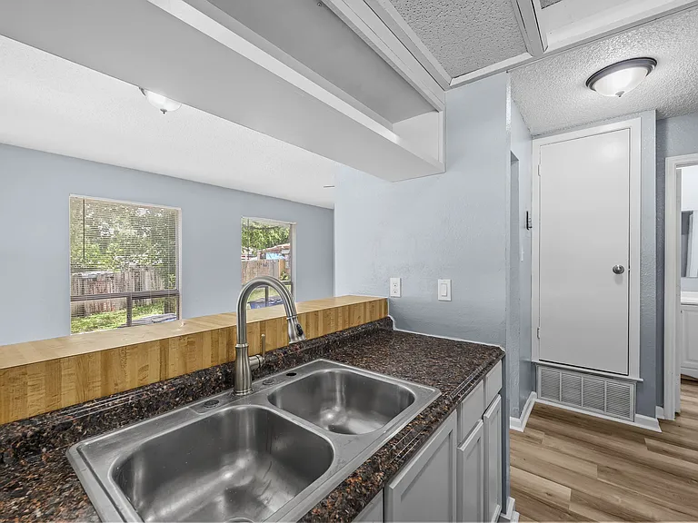 204 Northcrest Cir #D — Photo 6
