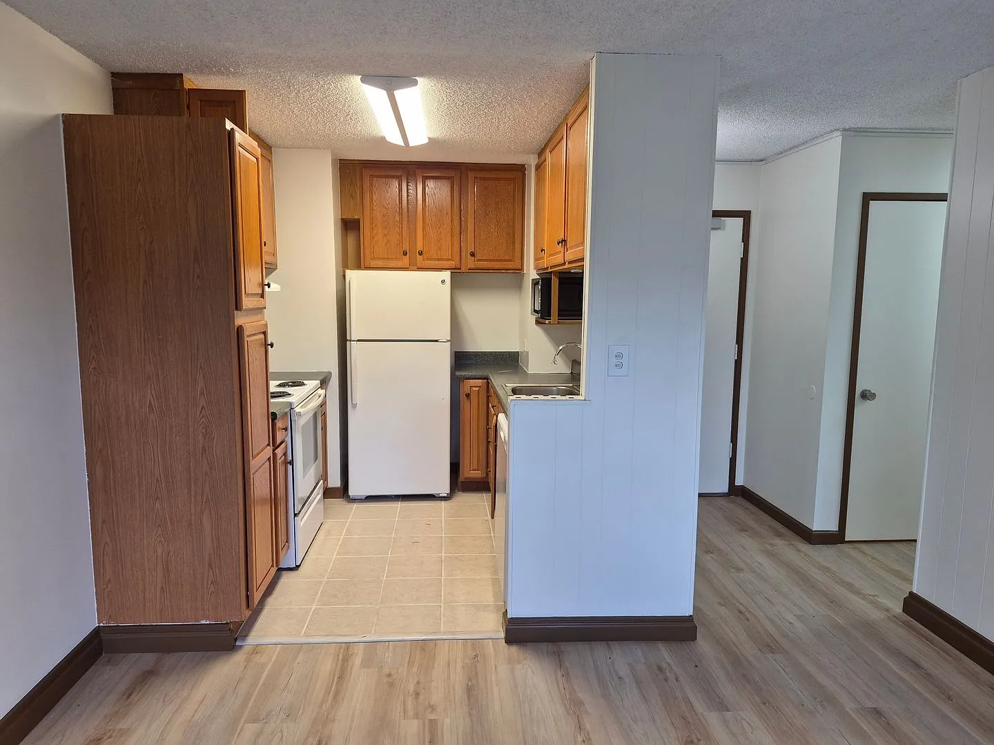 Centrally Located 2bd, 2bath, 1 pkg 870sqft unit $2700 — Photo 4