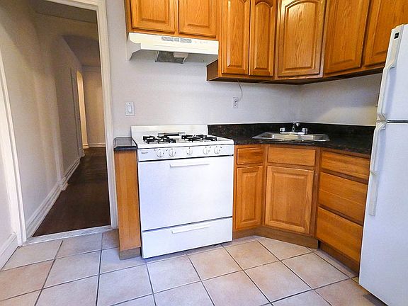 5th image of 3111 Crescent St APT B2