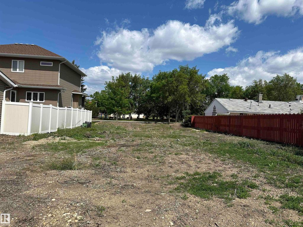 8527 77th Ave NW, Edmonton, AB - View 3