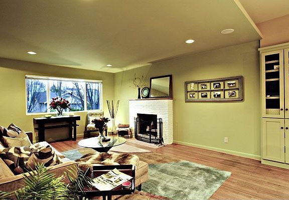 Living room w/ fireplace