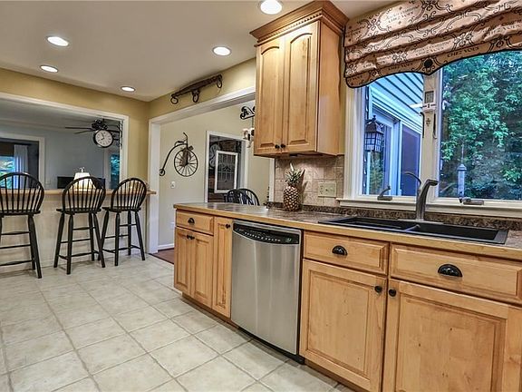 5th image of 7 Sugarwood Dr