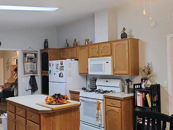 3rd image of 322 Persimmon Cir W #322