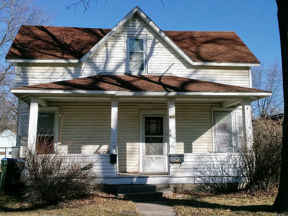 front of house with nice roomy front porch