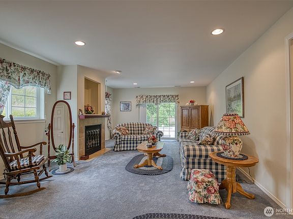 4th image of 212 Brant Lane