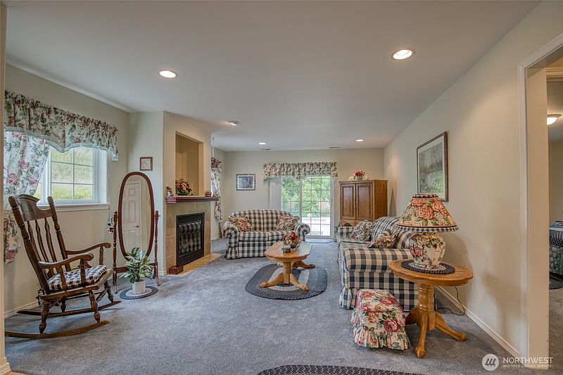 4th image of 212 Brant Lane