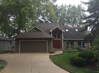 199 Abbey Springs Dr, Fontana, WI 53125