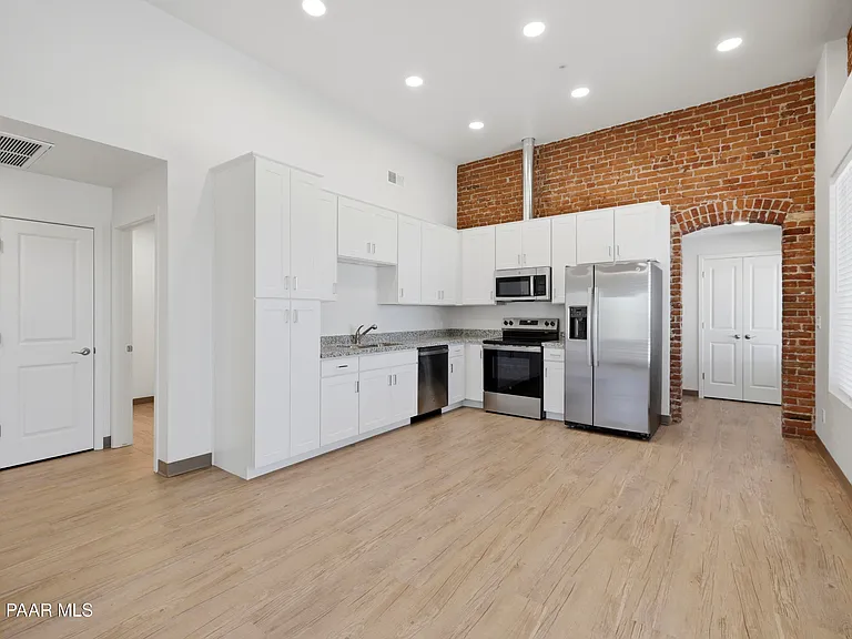 533 W Gurley St #1 — Photo 7
