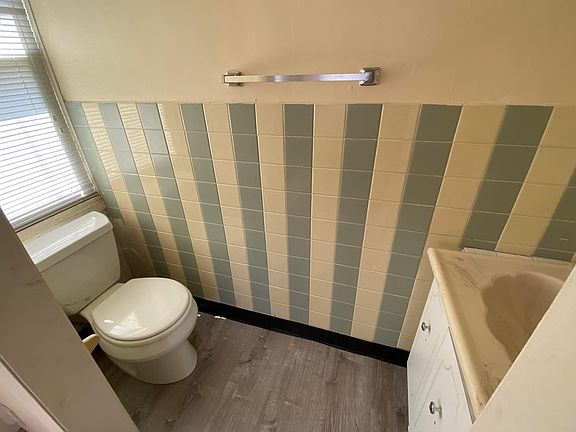 5th image of 146 Laurel Ave #1
