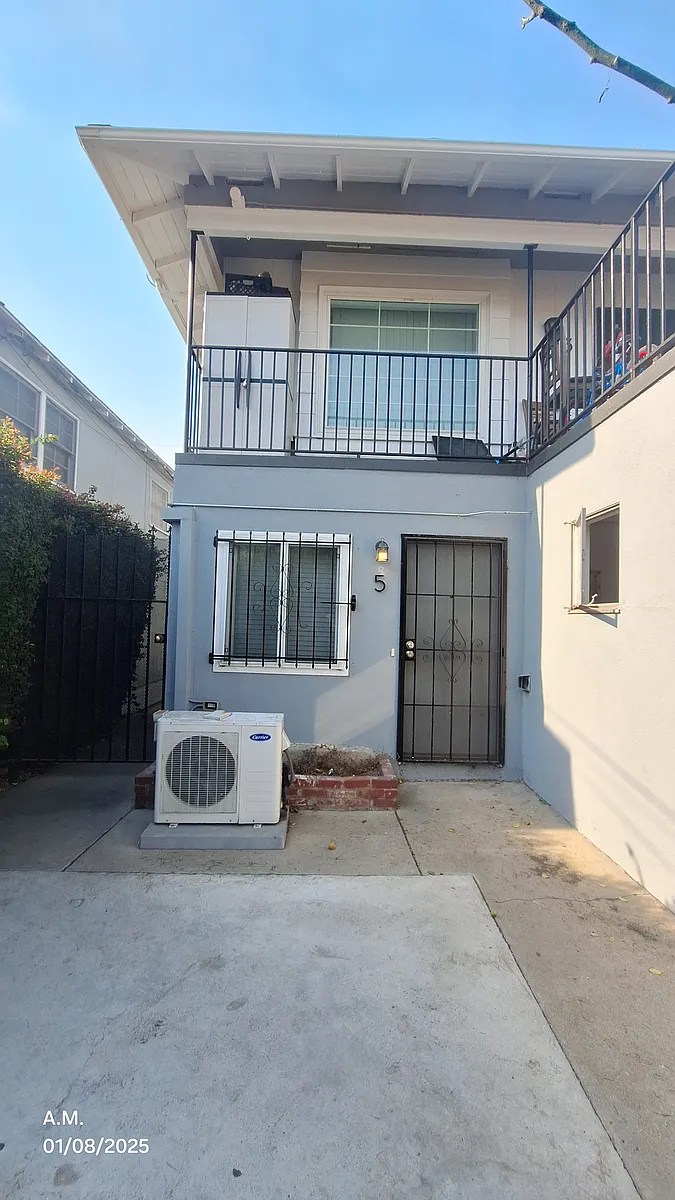 Building Photo - 611 S Flower St #5