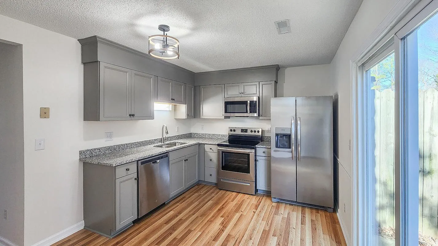 2 bed, $995 — Photo 1
