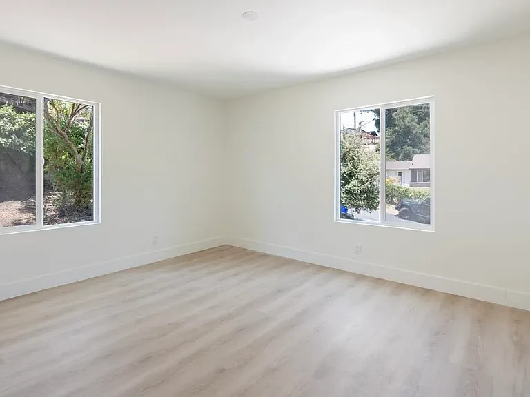 1923 Thompson Ln — Photo 3