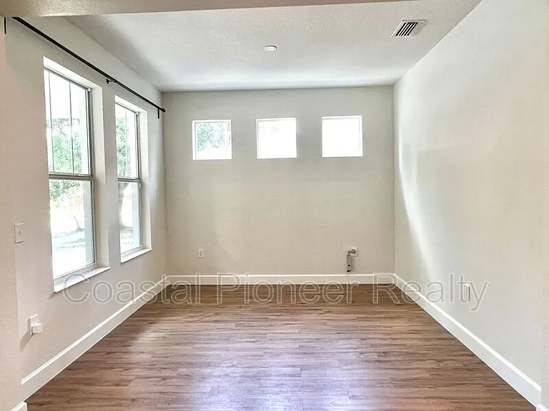 1738 W Spruce St — Photo 6