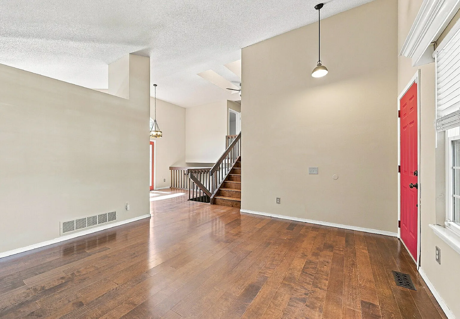 3 bed, 2.0 bath, 1413 sqft, $2,974 — Photo 3