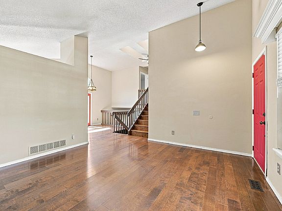 3rd image of 982 Thames St