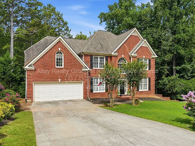 6725 Ridgefield Dr — Photo 2
