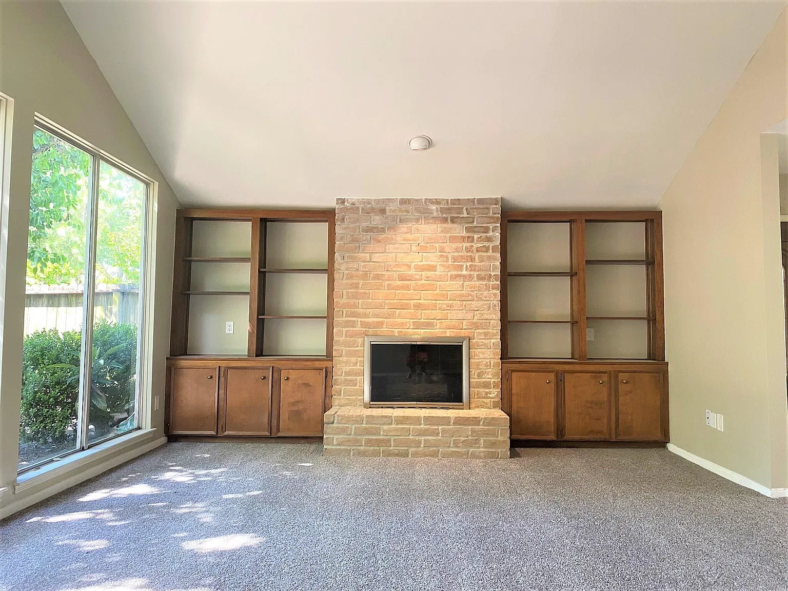 3 bed, 2.0 bath, 1979 sqft, $2,450 — Photo 2