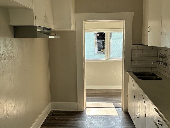 4th image of 2529 Dupont St