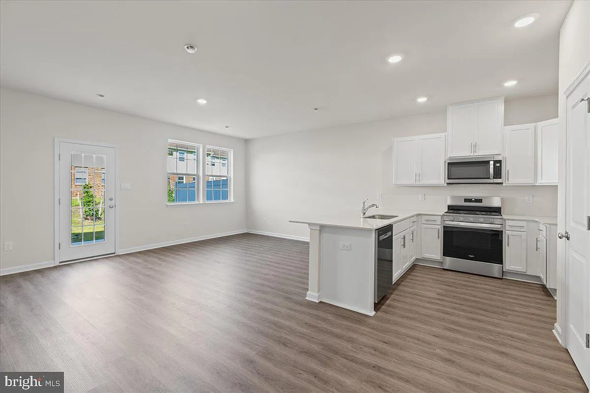 3 bed, 1558 sqft, $2,900 — Photo 4