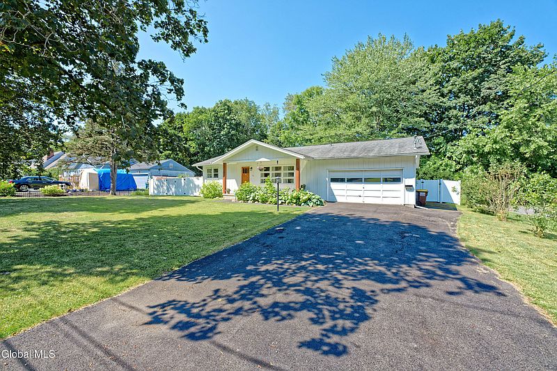 2nd image of 16 Hyde Boulevard
