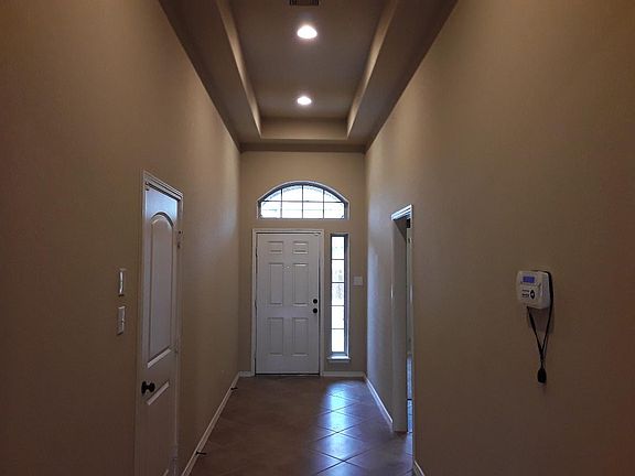Entrance w/ 12' ceiling