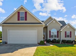 8599 Blackthorne Dr, Stokesdale, NC 27357