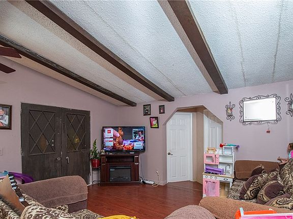 5th image of 27932 Jefferson Ave