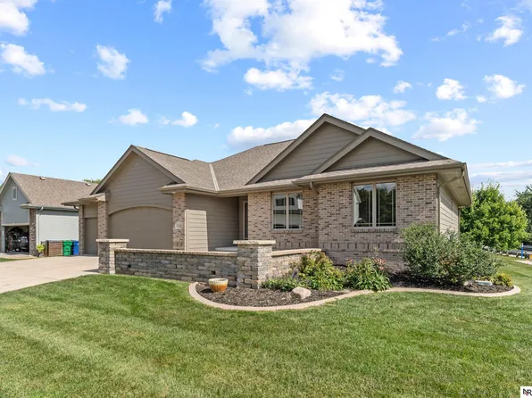 17219 S Creek Cir, Omaha, NE 68136