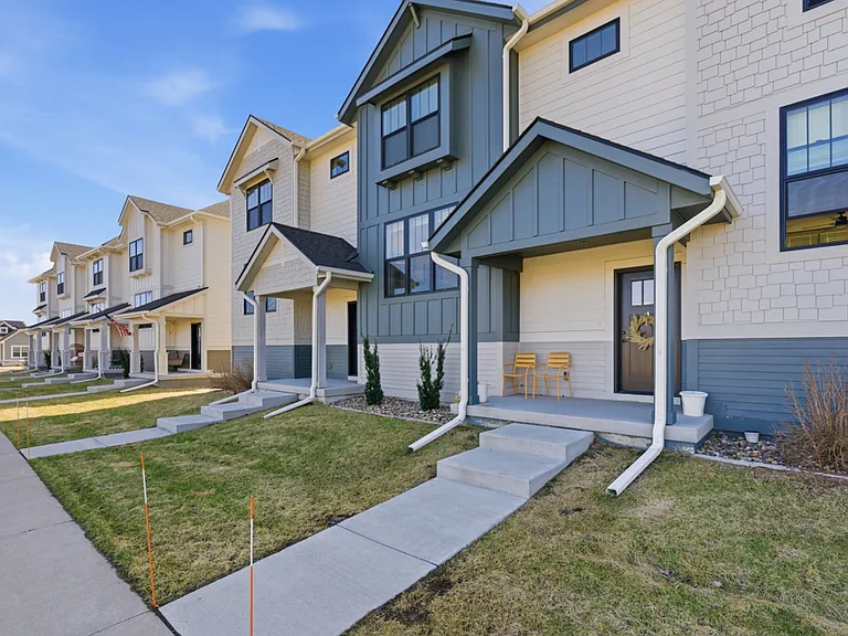2833 SW Prairie Trail Pkwy — Photo 1