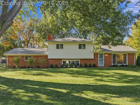 2801 Ironton Ave, Waterford, MI 48329