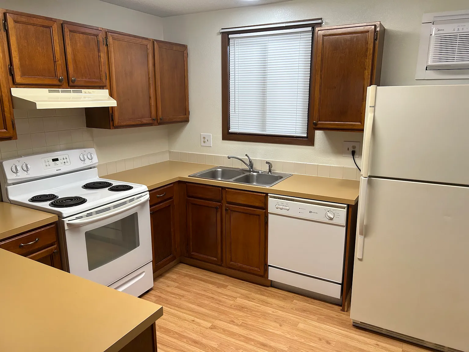 2 bed, 850 sqft, $1,200 — Photo 3