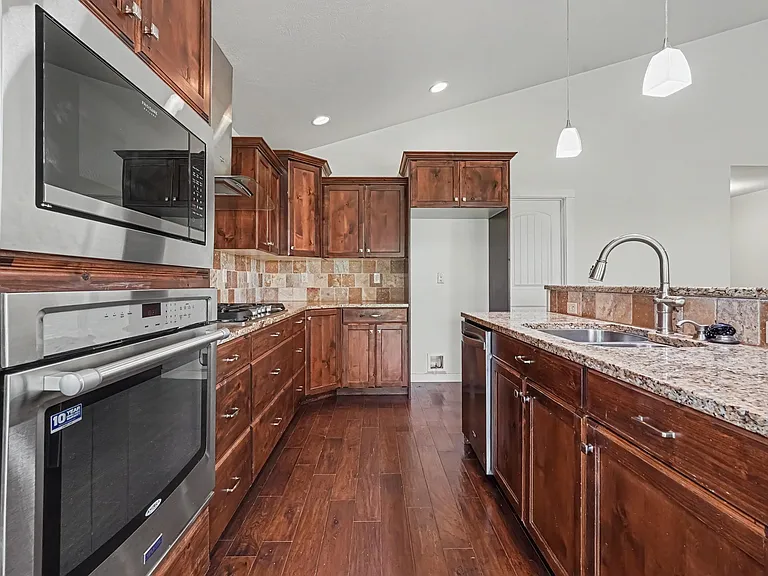 2040 Kelly Dr — Photo 11