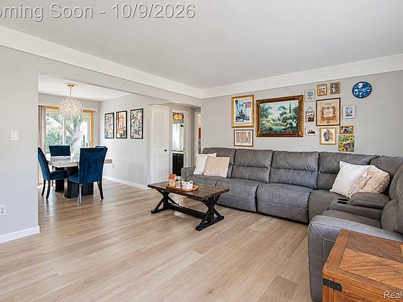 5th image of 18157 Valade St